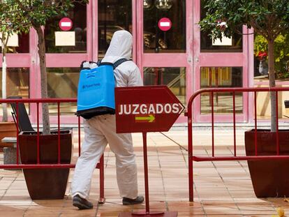 Operarios de una empresa privada realizan una desinfección en los juzgados de Sevilla hace unos días.