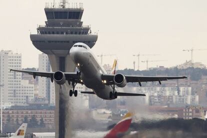 Un avión de Iberia despega en Madrid-Barajas