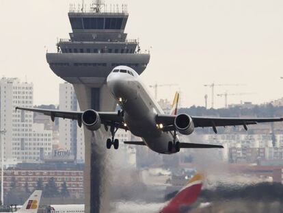 Un avión de Iberia despega en Madrid-Barajas