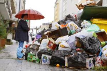 Vista de un contenedor desbordado en el municipio lucense de Vilalba, tras la huelga de dos semanas en las que se ha acumulado en las calles de la localidad y en la zona rural 220 toneladas de desperdicios.