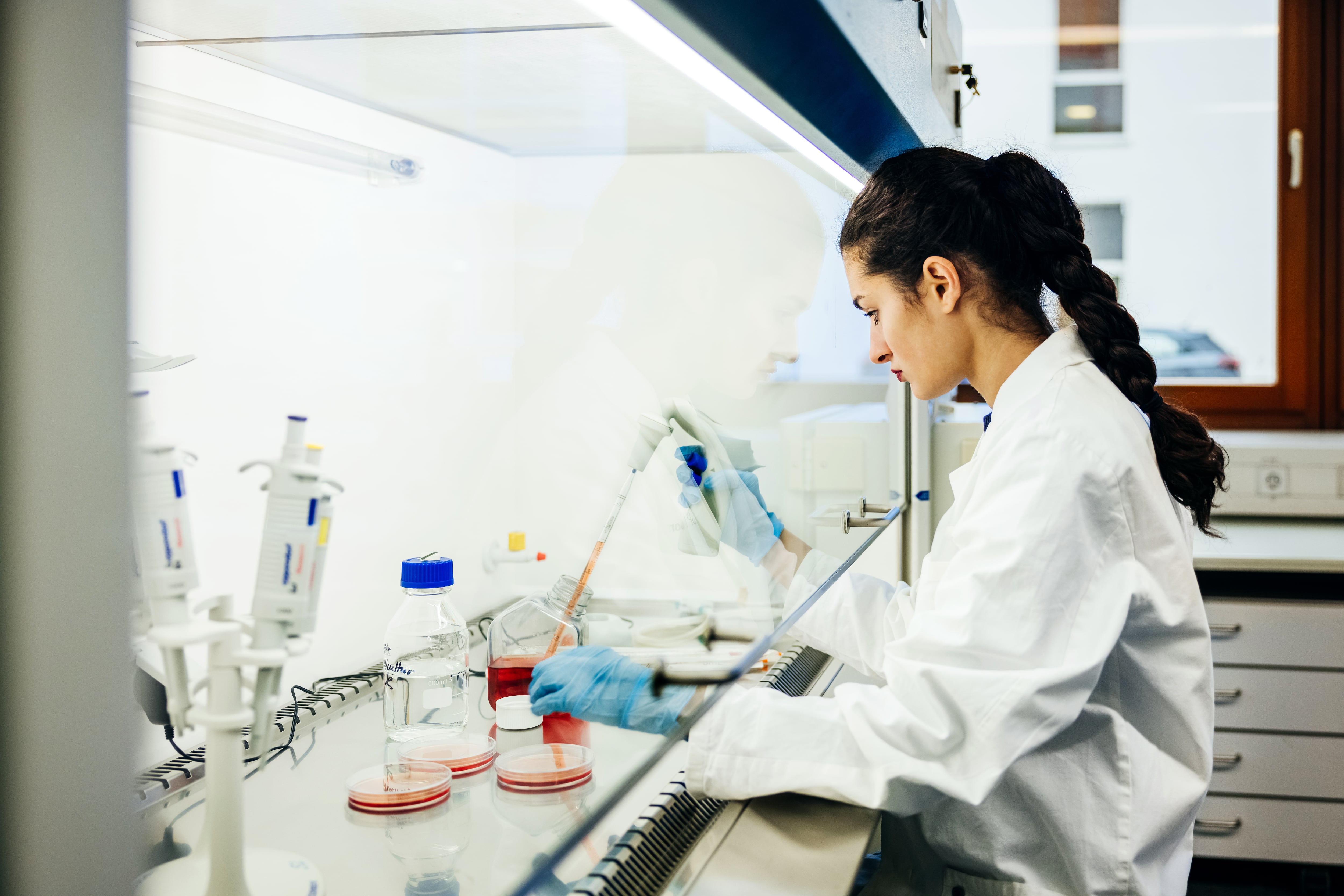 La IA consolida las grandes farmacéuticas: “A las firmas pequeñas les cuesta competir más y más”