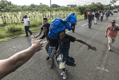 Un grupo de migrantes avanza sobre la carretera en el sureste mexicano.