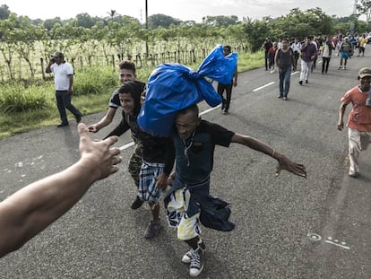 Un grupo de migrantes avanza sobre la carretera en el sureste mexicano.