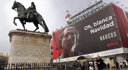 Cartel publicitario de la serie &#039;Narcos&#039;, el pasado diciembre en la Puerta del Sol de Madrid.