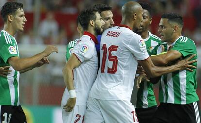 Momento de tensión en el derbi de ida en Nervión.