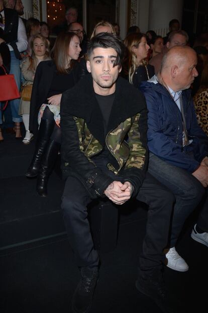 El cantante y ex One Direction Zayn Malik en la primera fila del desfile deBalmain durante la Semana de la Moda de París..