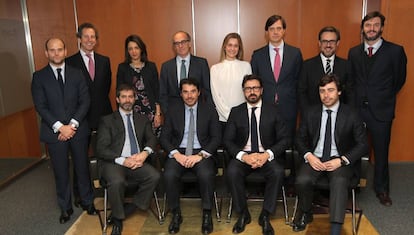 De pie: J. Bravo, J. Maesso, W. Ermilate, J. Muro-Lara, M. Badiola, J. Fernández de la Vega, M. de Andrés e I. Ilundain. Sentados: S. Casado, J. Garrido, Á. Fernández y C. García Peredo. 