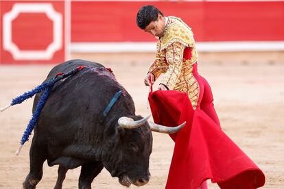 Pablo Aguado, durante la faena de muleta a su primer toro.