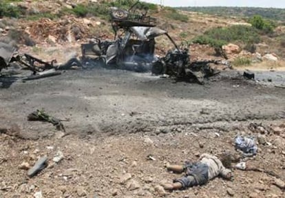 Un niño yace muerto, en primer plano, junto a otras víctimas entre los restos de los vehículos en los que huía su familia en la zona de Tiro.