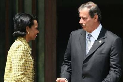 Condoleezza Rice, junto al presidente mexicano Vicente Fox, ayer en la residencia de Los Pinos.