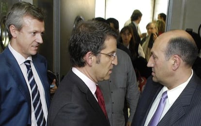 Núñez Feijóo entre su conselleiro de Presidencia, Alfonso Rueda, y su superdelegado en Ourense, Rogelio Martínez