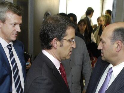 N&uacute;&ntilde;ez Feij&oacute;o entre su conselleiro de Presidencia, Alfonso Rueda, y su superdelegado en Ourense, Rogelio Mart&iacute;nez  