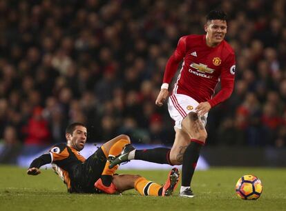 Marcos Rojo, jugando el miércoles con el Manchester United.