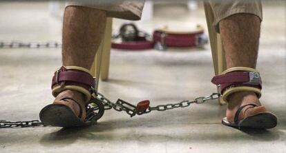 Un detenido encadenado en Guant&aacute;namo.