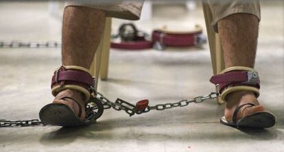 Un detenido encadenado en Guantánamo.