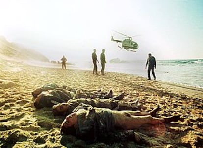 La fotografía <b></b><i>Ahogados</i> fue tomada el 5 de febrero de 2001 en la playa de Bolonia (Tarifa) y recoge el drama de los inmigrantes ilegales en el Estrecho.