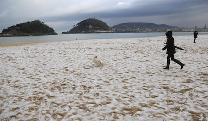 Nieve en la playa de La Concha en San Sebastián, el 2 de diciembre de 2017.