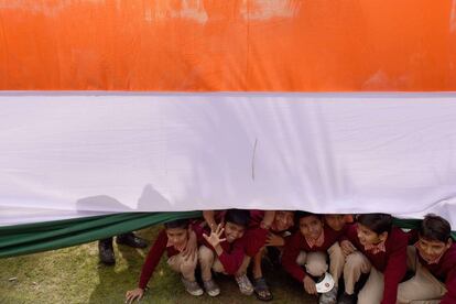 Celebración del Día Nacional de la Defensa en Nueva Delhi, donde se ha confeccionado la bandera nacional más alta de la India.