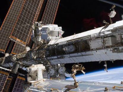El detector AMS instalado en el exterior de la Estaci&oacute;n Espacial Internacional (ISS).