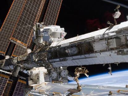 El detector AMS instalado en el exterior de la Estación Espacial Internacional (ISS).