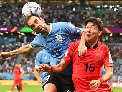 Diego Godín en una acción con Hwang Ui-jo durante el partido entre Uruguay y Corea del Sur, este jueves.