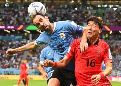 Diego Godín en una acción con Hwang Ui-jo durante el partido entre Uruguay y Corea del Sur, este jueves.