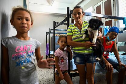 Personas evacuadas de sus viviendas -cerca de la explosión del tanque de petróleo- alojados en la Universidad de Matanzas, el 9 de agosto de 2022.