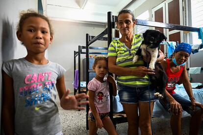 Personas evacuadas de sus viviendas -cerca de la explosin del tanque de petrleo- alojados en la Universidad de Matanzas, el 9 de agosto de 2022.