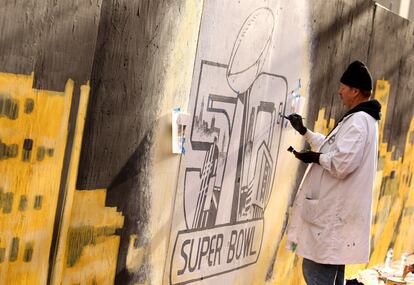 Un artista pinta el logotipo del 50 aniversario de la Super Bowl en una calle de San Francisco, el 4 de febrero de 2016.