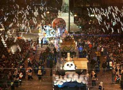 Más de 800 personas repartidas en 21 carrozas participaron ayer en el desfile de la noche de Reyes, que este año tuvo como hilo argumental el cielo y sus criaturas. En la imagen, una parte de la comitiva, rodeada de miles de madrileños, delante de la estatua de Emilio Castelar, en el paseo de la Castellana.