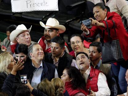 José Antonio Meade, precandidato del PRI, con sus simpatizantes en Monterrey.