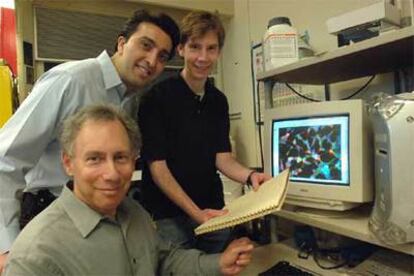 Robert Langer, sentado, junto a Omid C. Farokhzad y Benjamin A. Teply.