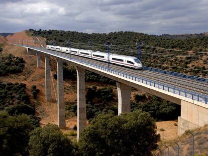 Un AVE que circula por la línea Madrid-Barcelona-frontera francesa, construida por Acciona.