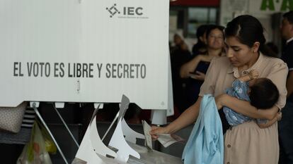 Una mujer deposita sus votos en una casilla electoral en Coahuila, en junio de 2023.