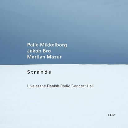 Portada del disco 'Strands - Live at the Danish Radio Concert Hall', de Palle Mikkelborg, Jakob Bro, Marilyn Mazur (ECM)