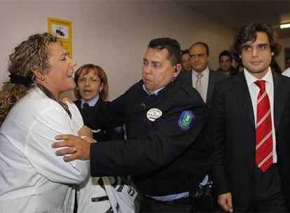 Un vigilante de seguridad agarra a una trabajadora que protesta por la situación del hospital de Getafe durante la visita de Juan José Güemes.