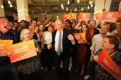Ed Davey celebra los resultados electorales junto a un grupo de simpatizantes, este viernes en Londres.