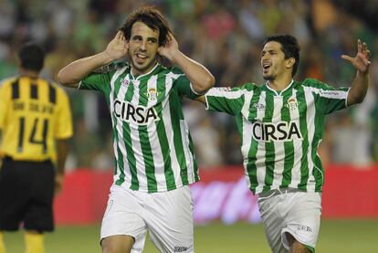 Beñat celebra junto a Pereira el tercer gol del Betis.
