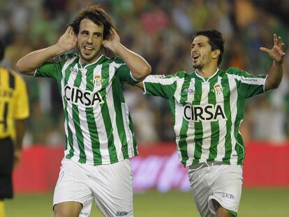 Beñat celebra junto a Pereira el tercer gol del Betis.