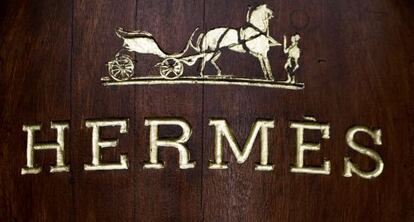 EL logo de Hermès en una tienda de Paris.