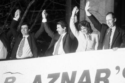 Francisco Álvarez Cascos, José María Aznar, Ana Botella y Rodrigo Rato celebran el triunfo del PP en las elecciones de 1996, en el balcón de la calle Génova.
