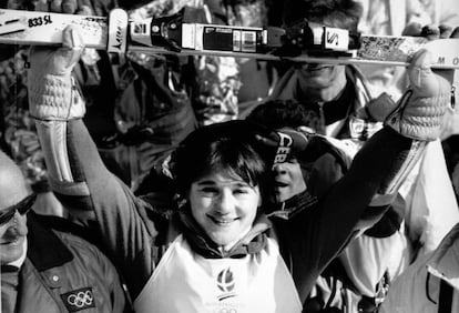 Blanca Fernández Ochoa sostiene sus esquíes en alto tras ganar la medalla de bronce en los Juegos Olímpicos, el 20 de febrero de 1992.