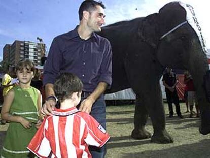 Ernesto Valverde, jugador del Athletic, con un elefante del Circo Mundial