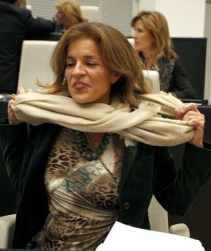 Ana Botella, a su llegada al salón de plenos del Palacio de Cibeles.