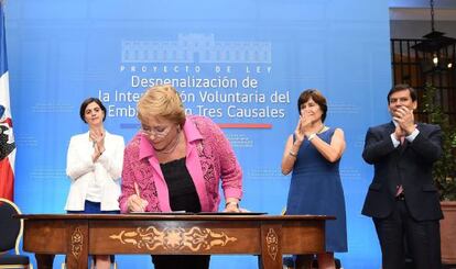 Michelle Bachelet assina o projeto de lei.