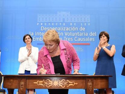 Michelle Bachelet assina o projeto de lei.