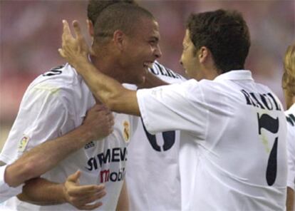 Ronaldo y Raúl, los dos protagonistas del partido, en la celebración de un gol.