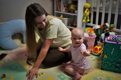 Julia, junto a su hija Emma, que cumplió un año el 14 de septiembre, en su apartamento de Irpin.