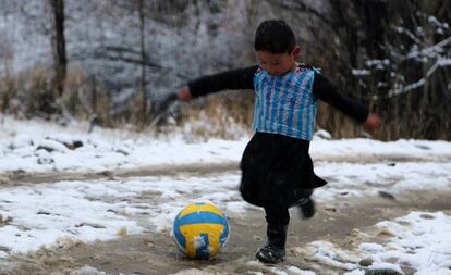 Murtaza, jugando en la nieve con la camiseta de pl&aacute;stico.