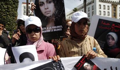 Protesta en Marruecos tras la muerte de Amina Filali, que se suicid&oacute; en 2012 cuando la obligaron a casarse con el hombre que la viol&oacute;.